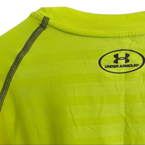 Athletic Top Short Sleeve By Under Armour - Picture 4 of 6
